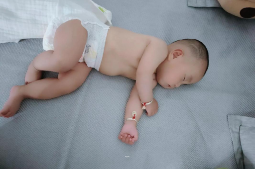 来宾宝宝突然很多眼屎